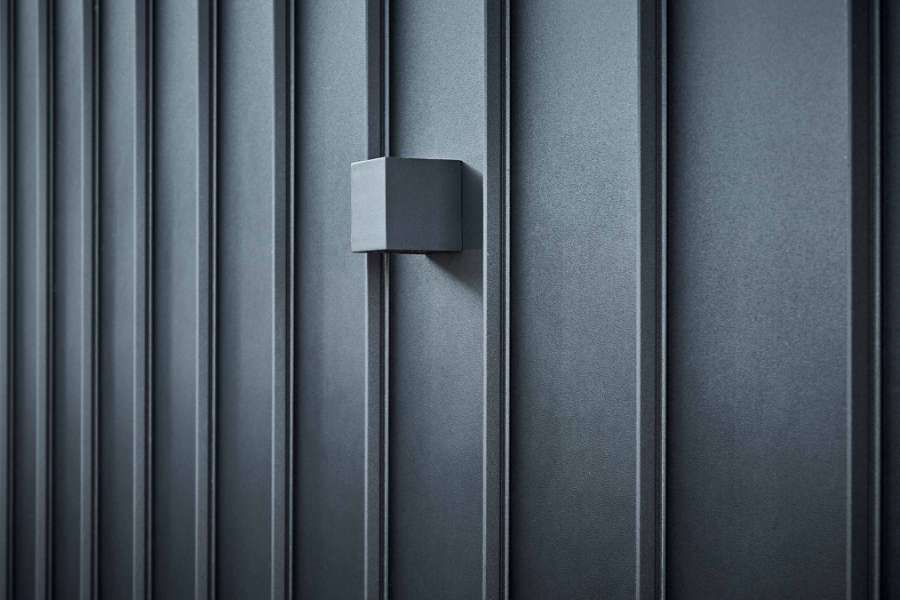 Stilfuld stålbeklædning af dobbeltgarage, Klosterlunden 7, 9490 Pandrup